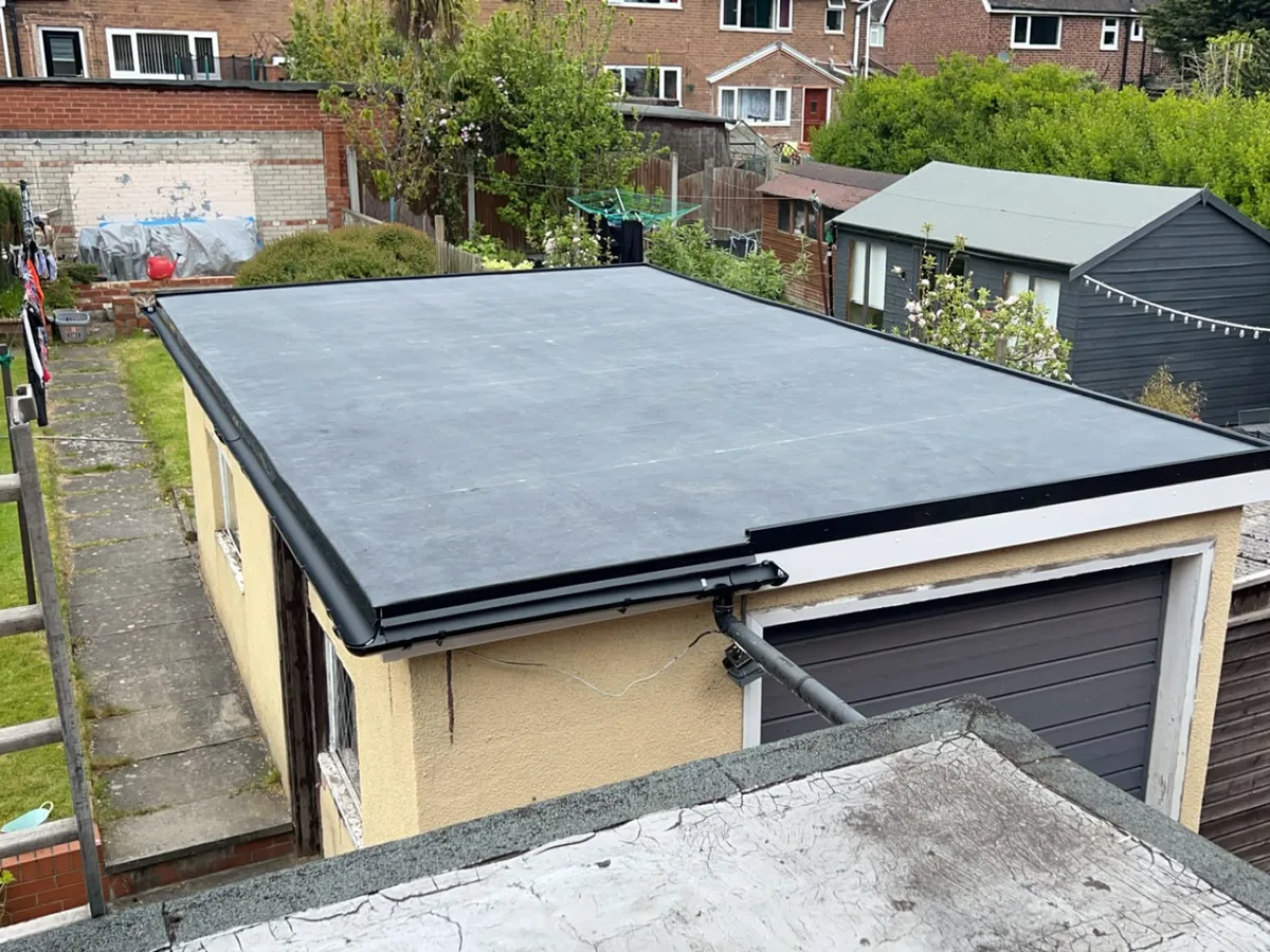 Garage flat roof re-covered in a single-sheet rubber membrane